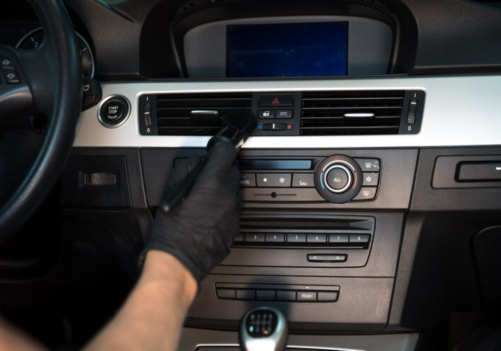 imgi_36_manual-cleaning-car-interior-with-help-brushing_155027-1609